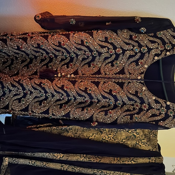 Beautiful Pakistani outfit with pants and dupatta, Size Medium. Like new! - Picture 4 of 4